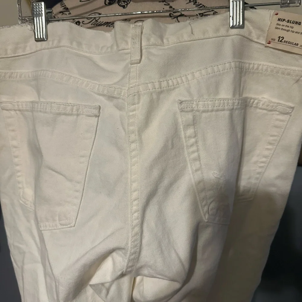 J crew NWT white distressed jeans. Tag has the fit
